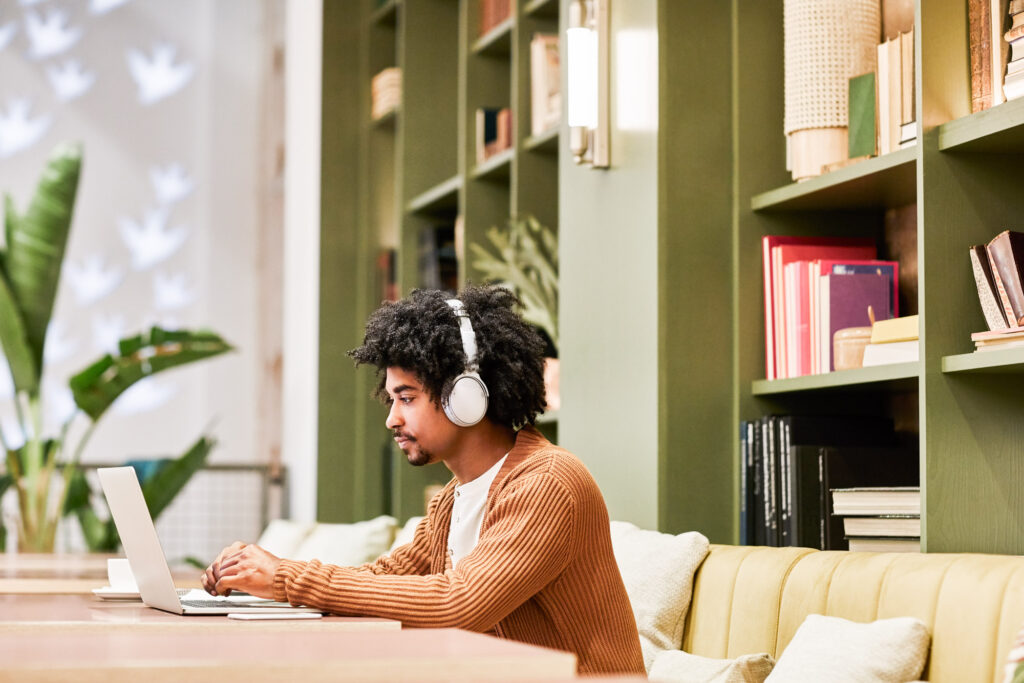 Preparing for job applications using keywords, formatting, and tailored resumes and cover letters